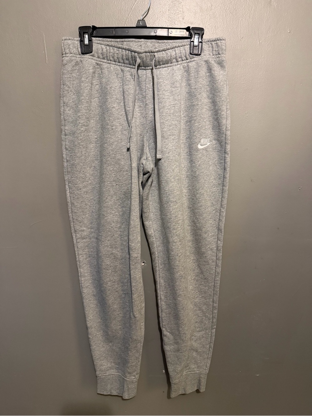 Nike Men’s Light Gray Athletic Jogger Sweatpants